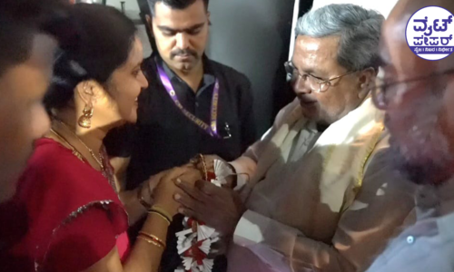 ಸಿಎಂ ಸಿದ್ದರಾಮಯ್ಯ ಅವರಿಗೆ ಫ್ರೀ ಟಿಕೆಟ್ ಹಾರ ಅರ್ಪಣೆ