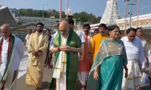 ತಿರುಪತಿಗೆ ಕುಟುಂಬ ಸಮೇತ ಭೇಟಿ ನೀಡಿದ ಕೇಂದ್ರ ಗೃಹಸಚಿವ ಅಮಿತ್ ಶಾ