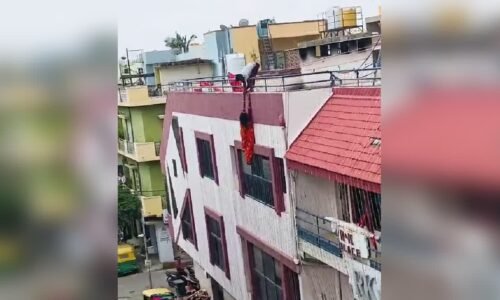 ಕಟ್ಟಡದ ಟೆರೇಸ್ ಮೇಲೆ ನೇತಾಡಿದ ಮಹಿಳೆ: ಕೈಹಿಡಿದು ಕಾಪಾಡಲು ಪ್ರಯತ್ನಿಸಿದ ಪತಿ