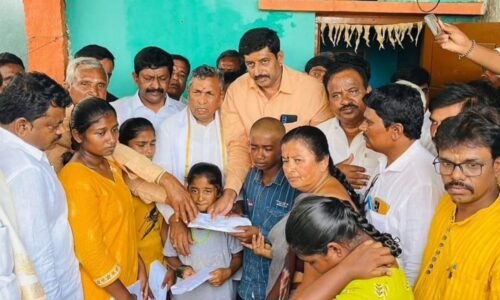 ಅಪಘಾತದಲ್ಲಿ ಮೃತಪಟ್ಟ ಕುಟುಂಬ ಸದಸ್ಯರ ಮನೆಗೆ ಭೇಟಿ ನೀಡಿ ಸಚಿವ ಕೆಎಚ್ ಮುನಿಯಪ್ಪ ಸಾಂತ್ವನ