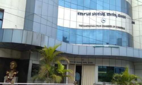 ರೇಣುಕಾಸ್ವಾಮಿ ಕುಟುಂಬಕ್ಕೆ ಫಿಲ್ಮ್ ಚೇಂಬರ್ ನಿಂದ 5 ಲಕ್ಷ ರೂ ಚೆಕ್