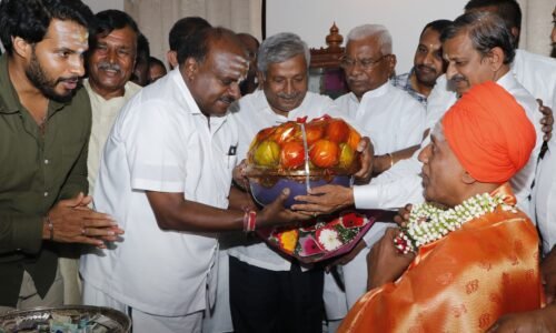 ಸಿದ್ದಗಂಗಾ ಮಠಕ್ಕೆ ಮಂಜುನಾಥ್, ಎಚ್ಡಿಕೆ ಭೇಟಿ