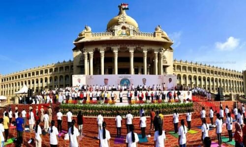 ವಿಧಾನಸೌಧದ ಎದುರು ಡಿಕೆಶಿ ಯೋಗ: ಕ್ರಿಕೆಟಿಗ ಮನಿಷ್‌ ಪಾಂಡೆ ಸೇರಿ ಸಚಿವರು ಭಾಗಿ