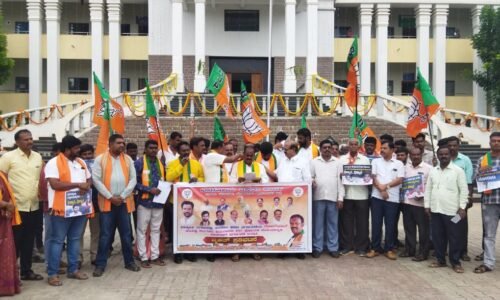 ದೇವನಹಳ್ಳಿ:ವಾಲ್ಮೀಕಿ ಅಭಿವೃದ್ಧಿ ನಿಗಮದ ಭ್ರಷ್ಟಾಚಾರ ಖಂಡಿಸಿ‌ ಬಿಜೆಪಿ ಪ್ರತಿಭಟನೆ