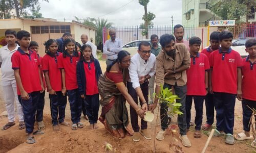 ಡಿಜಿಟಲ್ ಶಿಕ್ಷಣ ಒದಗಿಸುವ ನಿಟ್ಟಿನಲ್ಲಿ ಅನುದಾನಿತ ಶ್ರೀ ಶಾರದಾ ವಿದ್ಯಾ ಮಂದಿರದಲ್ಲಿ ಅತ್ಯಾಧುನಿಕ ಕ್ಲಾಸ್ ರೂಮ್ ಉದ್ಘಾಟಿಸಿದ ಮನಾ!