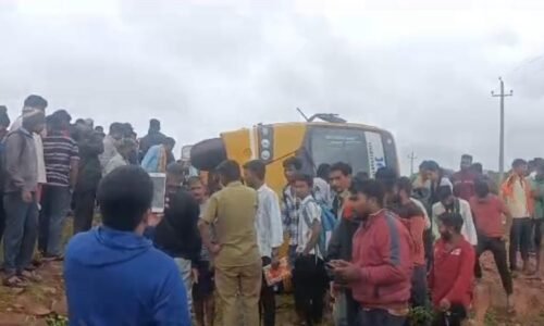 ಗೋಕಾಕ-ಪಾಶ್ಚಾಪುರ ರಸ್ತೆಯಲ್ಲಿ ಉರುಳಿದ ಶಾಲಾ ಬಸ್: ವಿದ್ಯಾರ್ಥಿಗಳಿಗೆ ಗಾಯ