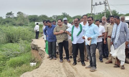 ನವಲಗುಂದ: ಮಳೆಯಿಂದ ರಸ್ತೆಗಳ ಸಂಪರ್ಕ ಕಡಿತ:ಮಳೆ ಕಡಿಮೆಯಾದ ತಕ್ಷಣ ದುರಸ್ತಿ, ಬಸ್ ಸಂಚಾರ :ನವಲಗುಂದ ಶಾಸಕ ಎನ್.ಹೆಚ್. ಕೋನರಡ್ಡಿ