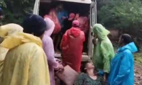 ಮಹಿಳೆಗೆ ತೀವ್ರ ಎದೆನೋವು : ಜೋಲಿಯಲ್ಲಿ ಹೊತ್ತು ತಂದ ಗ್ರಾಮಸ್ಥರು