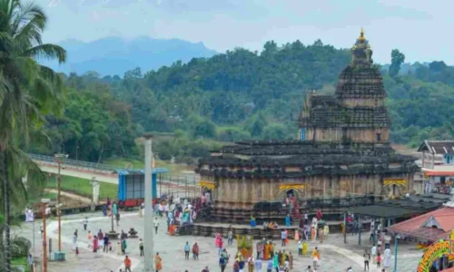 ಪುರುಷರಿಗೆ ಥೋತಿ ಶಲ್ಯ, ಮಹಿಳೆಯರಿಗೆ ಸೀರೆ, ಲಂಗ ದಾವಣಿ:ಶೃಂಗೇರಿ ಶಾರದಾ ಪೀಠದಿಂದ ವಸ್ತ್ರಸಂಹಿತೆ ಜಾರಿ