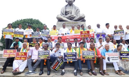 ಮುಖ್ಯಮಂತ್ರಿ ಸಿದ್ದರಾಮಯ್ಯ ರಾಜೀನಾಮೆಗೆ ಆಗ್ರಹ: ಬಿಜೆಪಿ, ಜೆಡಿಎಸ್ ನಾಯಕರ ಜಂಟಿ ಪ್ರತಿಭಟನೆ