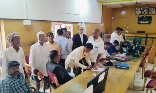 ಪರಿಹಾರ ಕೊಡದ ಸರಕಾರ: ಎಸಿ ಕಚೇರಿ ಪೀಠೋಪಕರಣ ಜಪ್ತಿ ಮಾಡಿಕೊಂಡ ರೈತರು !