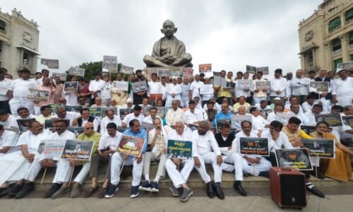 ರಾಜಭವನ ತಲುಪಿದ ಕಾಂಗ್ರೆಸ್ ರಾಜಭವನ ಚಲೋ: ರಾಜ್ಯಪಾಲರಿಗೆ ಕಾಂಗ್ರೆಸ್ ನಿಯೋಗದ ಮನವಿ ಸಲ್ಲಿಕೆ