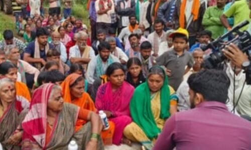 ಅರಣ್ಯ ಒತ್ತುವರಿ ತೆರವು ವಿರೋಧಿಸಿ ವಿಷದ ಬಾಟಲಿ ಹಿಡಿದು ಪ್ರತಿಭಟನೆ: ಮಹಿಳಯರ ನಡೆಗೆ ಅಧಿಕಾರಿಗಳು ಕಂಗಾಲು