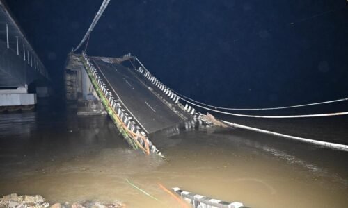 ಕಾಳಿನದಿ ಸೇತುವೆ ಕುಸಿತ: ಉತ್ತರ ಕನ್ನಡ ಡಿಸಿಯಿಂದ ಮಾಹಿತಿ ಪಡೆದ ಸಿಎಂ