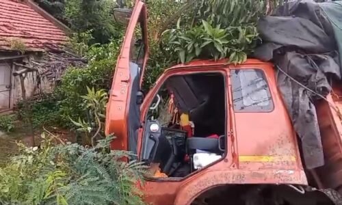 ನಿಯಂತ್ರಣ ತಪ್ಪಿ ಮನೆ ಮೇಲೆ ನುಗ್ಗಿದ ಲಾರಿ:ಅಪಾಯದಿಂದ ಪಾರಾದ ಕುಟುಂಬ