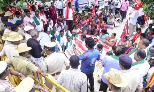 ಸಂಸದರ ಮನೆ ಮುಂದೆ ತಮಟೆ ಚಳುವಳಿ ನಡೆಸಿದ ಸಂಘಟನೆಗಳು