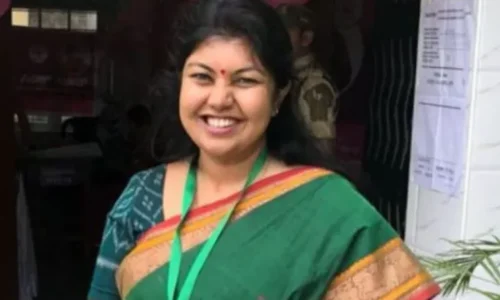 ರಾಜಧಾನಿಯಲ್ಲಿ ವಿಂಗ್ ಕಮಾಂಡರ್ ರಾದ್ಧಾಂತ : ಕನ್ನಡಿಗರ ಸ್ವಾಭಿಮಾನ ಕೆಣಕಬೇಡಿ: ಸೌಮ್ಯಾ ರೆಡ್ಡಿ