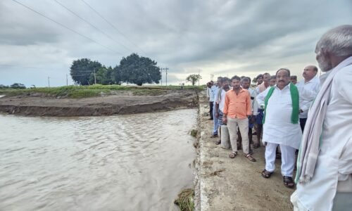 ನವಲಗುಂದ: ತುಪ್ಪರಿಹಳ್ಳ ಪ್ರವಾಹದಿಂದ ಹಾನಿಯಾದ ಪ್ರದೇಶಗಳಿಗೆ ಶಾಸಕ ಎನ್.ಎಚ್.ಕೋನರೆಡ್ಡಿ ಭೇಟಿ