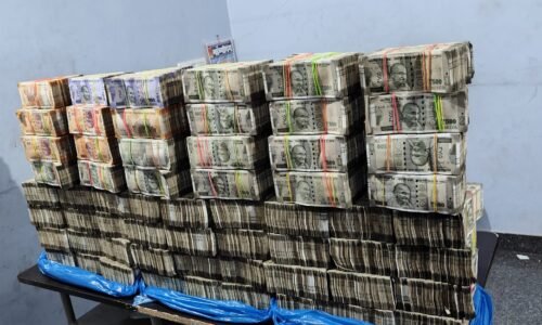 ಅಕ್ರಮವಾಗಿ ಹಣ ಸಾಗಣೆ ಮಾಡಲು ವಾಹನದ ಕ್ಯಾಬಿನ್ ಮಾರ್ಪಾಡು ; ಇಬ್ಬರನ್ನು ಬಂಧಿಸಿ ಹಣ ವಶಪಡಿಸಿಕೊಂಡ ಬೆಳಗಾವಿ ಪೊಲೀಸರು