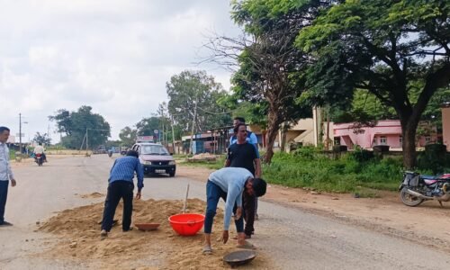 ಅಣ್ಣಿಗೇರಿ: ರಸ್ತೆ ಗುಂಡಿ ಮುಚ್ಚಿಸಿದ ಪತ್ರಕರ್ತರು: ಸಾರ್ವಜನಿಕರಿಂದ ಮೆಚ್ಚುಗೆ