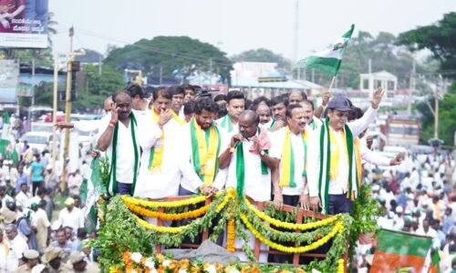 ನಿಖಿಲ್ ನಾಮಪತ್ರದ ದಿನವೇ ಮೈತ್ರಿ ಬಲ ಪ್ರದರ್ಶನ : ಅದ್ದೂರಿ ಮೆರವಣಿಗೆಯೊಂದಿಗೆ ನಾಮಪತ್ರ ಸಲ್ಲಿಸಿದ ನಿಖಿಲ್ ಕುಮಾರಸ್ವಾಮಿ