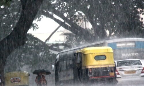 ರಾಜಧಾನಿ ಬೆಂಗಳೂರಿನಲ್ಲಿ ಮುಂದುವರಿದ ಮಳೆ: ಶಾಲೆಗಳಿಗೆ ರಜೆ ಘೋಷಣೆ
