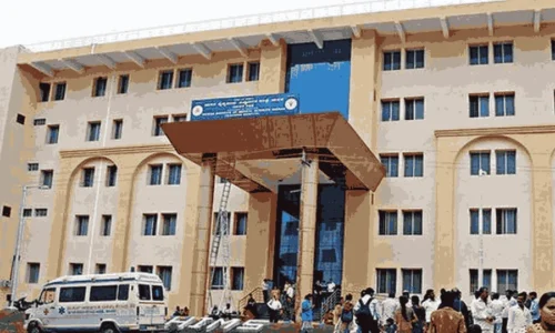 ಹಾಸನ: ಜಿಲ್ಲಾಸ್ಪತ್ರೆ ಆವರಣದಲ್ಲಿ ಅಂಬ್ಯುಲೆನ್ಸ್ ಚಾಲಕರ ಮಾರಾಮಾರಿ ಹೊಡೆದಾಟ