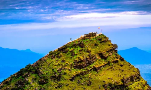 ಚಿಕ್ಕಮಗಳೂರು: ದೇವೀರಮ್ಮ ಬೆಟ್ಟದಲ್ಲಿ ನೂಕುನುಗ್ಗಲು, 10 ಕ್ಕೂ ಹೆಚ್ಚು ಭಕ್ತರು ಅಸ್ವಸ್ಥ