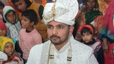 ದಲಿತ ಎಂಬ ಕಾರಣಕ್ಕೆ ಪೊಲೀಸ್ ಕಾನ್ ಸ್ಟೇಬಲ್ ಮದುವೆ ದಿಬ್ಬಣದ ಮೇಲೆಯೇ ಕಲ್ಲು ತೂರಾಟ !