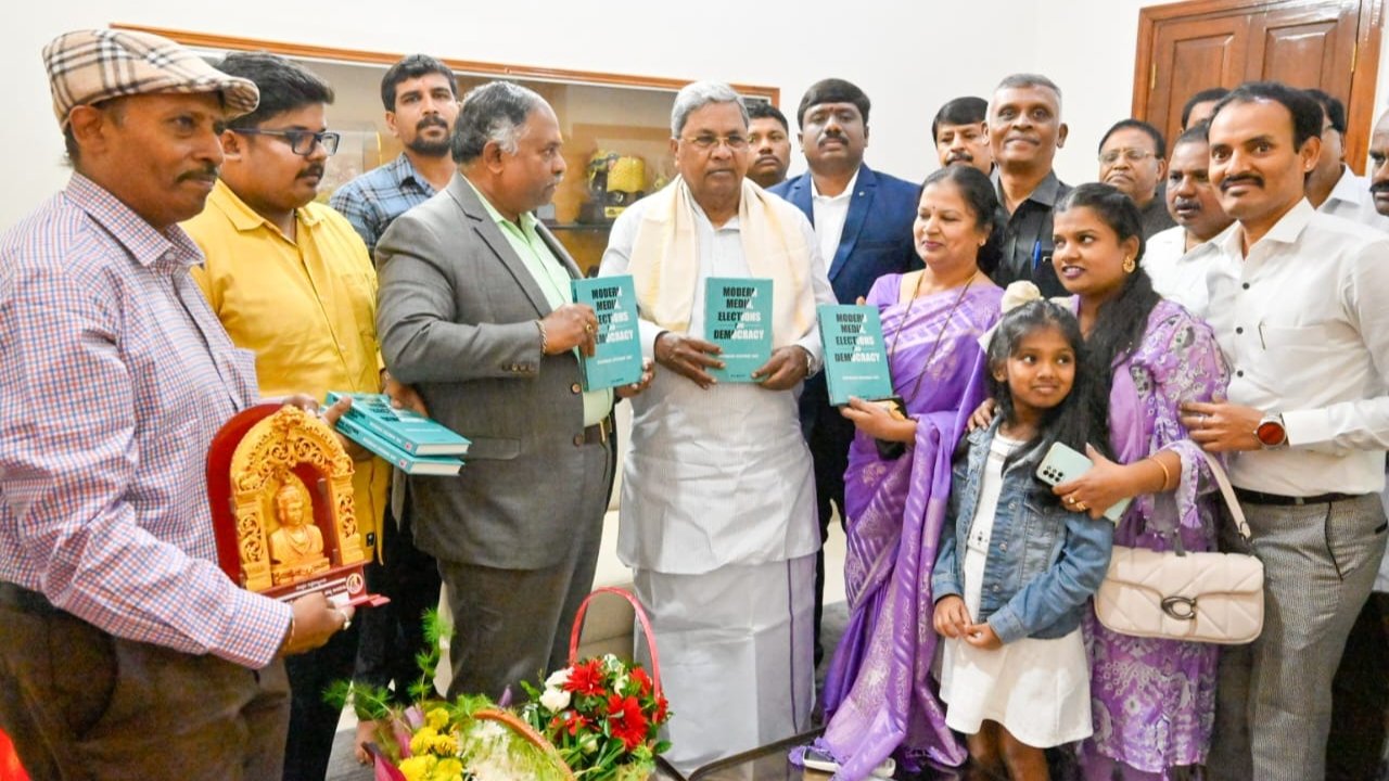 ಬಿ.ಕೆ.ರವಿ ಅವರ ಮಾಧ್ಯಮ ಜಗತ್ತಿನ ಕುರಿತ ಕೃತಿ ಬಿಡುಗಡೆ ಮಾಡಿದ ಸಿಎಂ ಸಿದ್ದರಾಮಯ್ಯ