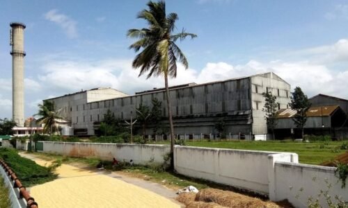 ಪಾಂಡವಪುರ ಸಕ್ಕರೆ ಕಾರ್ಖಾನೆಯ 501 ಅಡಿ ಎತ್ತರದ ಚಿಮಿಣಿ ಏರಿ ಕುಳಿತ ಗುತ್ತಿಗೆ ನೌಕರ