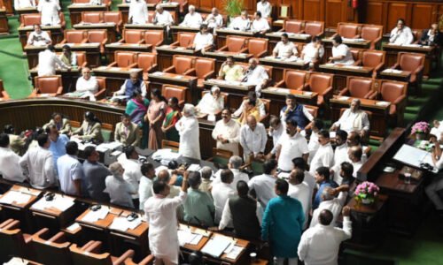 ಕಲಾಪದಲ್ಲಿ ಗ್ಯಾರಂಟಿ ಗದ್ದಲ: ವಿಧಾನಸಭೆಯಲ್ಲಿ ವಿ.ಪಕ್ಷಗಳ ಧರಣಿ