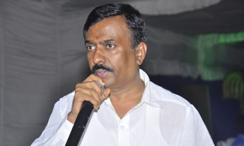ಸೋ ಕಾಲ್ಡ್ ‘ರಾಷ್ಟ್ರಭಕ್ತ’ ಬಿಜೆಪಿ ನಾಯಕರ ಅನಾಚಾರ: ಸ್ವೀಟ್ ತಿಂದು ರಾಷ್ಟ್ರಧ್ವಜಕ್ಕೆ ಕೈ ಒರೆಸಿಕೊಂಡ ಜಯನಗರ ಶಾಸಕರ ಬೆಂಬಲಿಗ