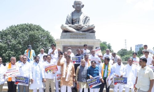 ಬೆಂಗಳೂರು ನೂಕುನುಗ್ಗಲು: ಸಿಎಂ ಮತ್ತು ಉಪಸಿಎಂ ರಾಜೀನಾಮೆ ಕೊಡಬೇಕು ಎಂದು ಬಿಜೆಪಿ ಪ್ರತಿಭಟನೆ