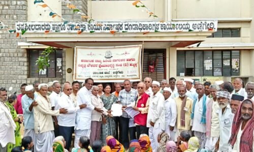 ಹಿರಿಯ ನಾಗರಿಕರ ಮೇಲಿನ ದೌರ್ಜನ್ಯ ತಡೆಗೆ ಆಗ್ರಹಿಸಿ ಅಣ್ಣಿಗೇರಿ ತಹಸೀಲ್ದಾರ ಕಾರ್ಯಾಲಯ ದಲ್ಲಿ ಧರಣಿ