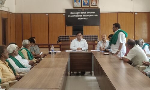 ನವಲಗುಂದ: ಬೆಳೆ ಹಾನಿ ಪರಿಹಾರಕ್ಕೆ ಆಗ್ರಹಿಸಿ ರೈತರ ಪ್ರತಿಭಟನೆ