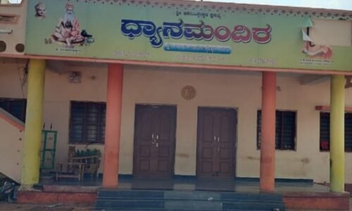 ಮಠದಲ್ಲೇ ಮಹಿಳೆ ಮತ್ತು ಆಕೆಯ ಮಗಳನ್ನು ಉಳಿದುಕೊಳ್ಳಲು ಹೇಳಿದ ಆರೋಪ: ಸ್ವಾಮೀಜಿ ವಿರುದ್ಧ ಗ್ರಾಮಸ್ಥರ ಕಿಡಿ