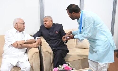 ದಲಿತ ನಾಯಕನ ಕೈಹಿಡಿದು ಉಪರಾಷ್ಟ್ರಪತಿ ಧನಕರ್ ಅವರು ಬಿಎಸ್ವೈಗೆ ಹೇಳಿದ್ದೇನು?