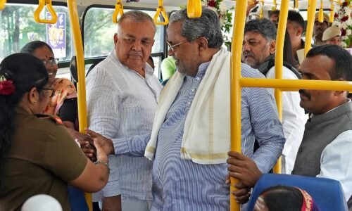 500 ಕೋಟಿ ಉಚಿತ ಪ್ರಯಾಣದ ಟಿಕೆಟ್ ವಿತರಿಸಿದ ಸಿಎಂ: ಶಕ್ತಿ ಯೋಜನೆಯ ಮಹತ್ವದ ಮೈಲಿಗಲ್ಲು !