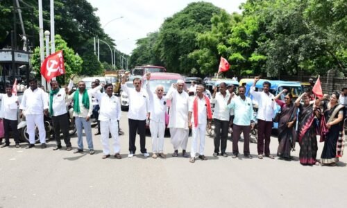 ಭಾರಿ ಮಳೆಯಿಂದ ಬೆಳೆಹಾನಿ: ರೈತರಿಂದ ವಿನೂತನ ಪ್ರತಿಭಟನೆ