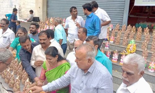 ಪರಿಸ್ನೇಹಿ ಗಣೇಶ ಹಬ್ಬಕ್ಕೆ ಸಚಿವ ರಾಮಲಿಂಗಾ ರೆಡ್ಡಿ ಮತ್ತು ಸೌಮ್ಯಾ ರೆಡ್ಡಿ ಪ್ರೋತ್ಸಾಹ : ಉಚಿತ ಗಣೇಶ ವಿಗ್ರಹ ವಿತರಣೆ