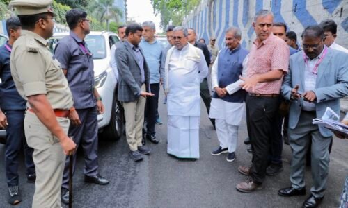 ಅಧಿಕಾರಿಗಳು ರಸ್ತೇಲಿ ಕಣ್ಣು ಮುಚ್ಚಿಕೊಂಡು ಓಡಾಡ್ತೀರಾ: ಕಾರು ನಿಲ್ಲಿಸಿ ಪ್ರಶ್ನಿಸಿದ ಸಿಎಂ