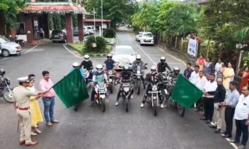 ಕಾರವಾರ: ಡಿಸಿ ಕಚೇರಿ ಬಳಿ ಅಂತಾರಾಷ್ಟ್ರೀಯ ಪ್ರಜಾಪ್ರಭುತ್ವ ದಿನದ ಅಂಗವಾಗಿ ಬೈಕ್ ಜಾಥಾಕ್ಕೆ ಚಾಲನೆ!