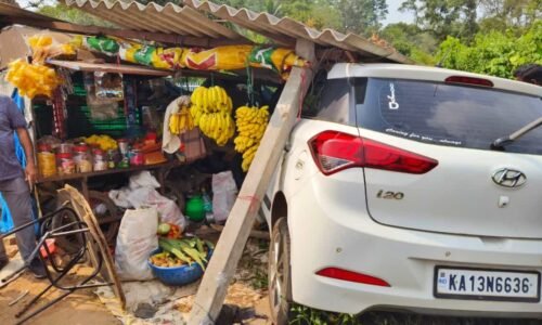 KSRTC ಬಸ್ ಡಿಕ್ಕಿ ಹೊಡೆದ ಪರಿಣಾಮ   ತರಕಾರಿ ಅಂಗಡಿಗೆ ನುಗ್ಗಿದ ಕಾರು