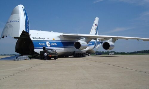 ಆಮೆರಿಕ: ಕಾರ್ಗೋ ವಿಮಾನ ಪತನ: ಮೂವರು ಸಜೀವ ದಹನ