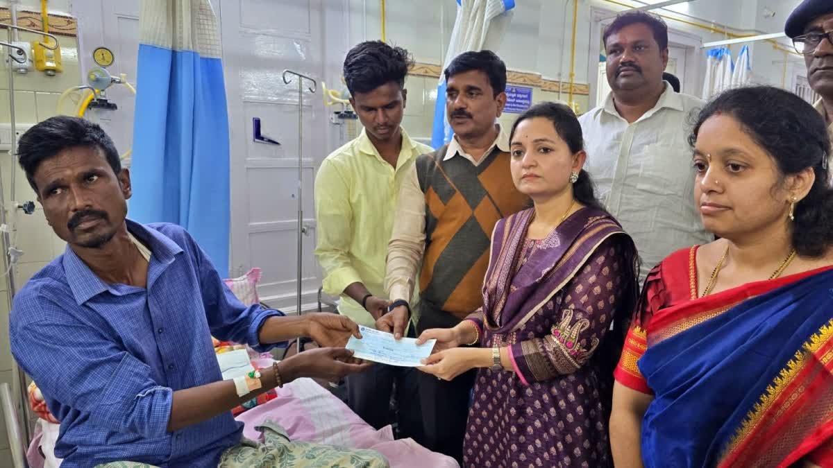 ಮರ್ಯಾದೆಗೇಡು ಹತ್ಯೆ ಪ್ರಕರಣ: ಸಂತ್ರಸ್ತರಿಗೆ ಐದು ಲಕ್ಷ ರು. ಚೆಕ್ ವಿತರಣೆ ಮಾಡಿದ ಜಿಲ್ಲಾಧಿಕಾರಿ