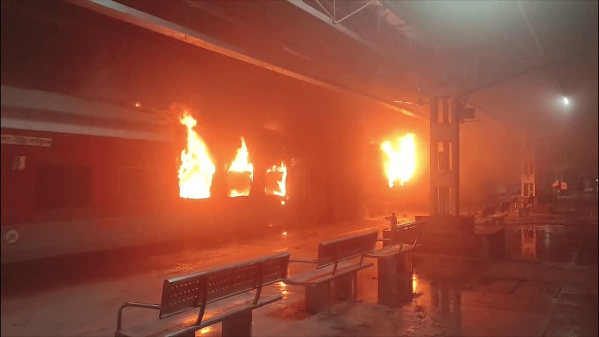 ಸೂಪರ್ ಪಾಸ್ಟ್ ಎಕ್ಸ್ ಪ್ರೆಸ್ ರೈಲಿನಲ್ಲಿ ಬೆಂಕಿ: ಸುಟ್ಟುಕರಕಲಾದ ವೃದ್ಧ, ಹಲವರಿಗೆ ಗಾಯ