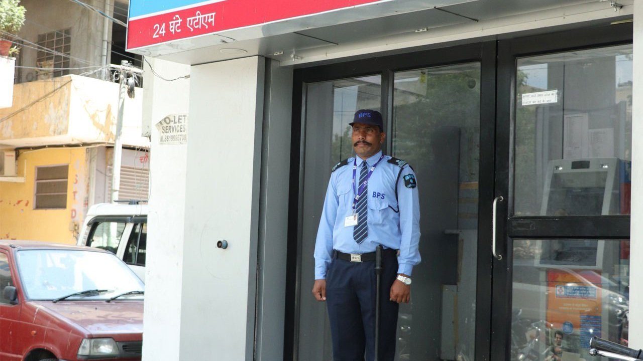 ಆಂಟಿ ಎಂದು ಕರೆದಿದ್ದಕ್ಕೆ ಕೋಪ: ಎಟಿಎಂ ಸೆಕ್ಯುರಿಟಿ ಗಾರ್ಡ್ ಗೆ ಕಪಾಳಮೋಕ್ಷ !