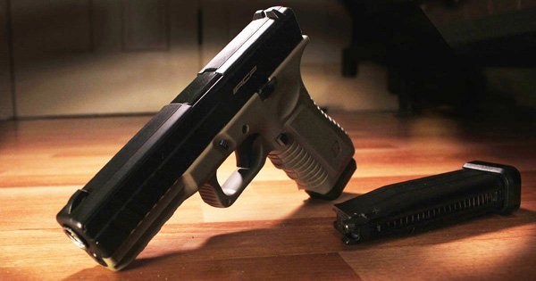 ಪ್ರೀತಿ ಒಪ್ಪದಿದ್ದಕ್ಕೆ ಯುವತಿಯನ್ನು ಕೊಲ್ಲಲು ಸ್ಕೆಚ್: ಹಾಡುಹಗಲೇ ಗನ್ ಹಿಡಿದು ಓಡಾಟ