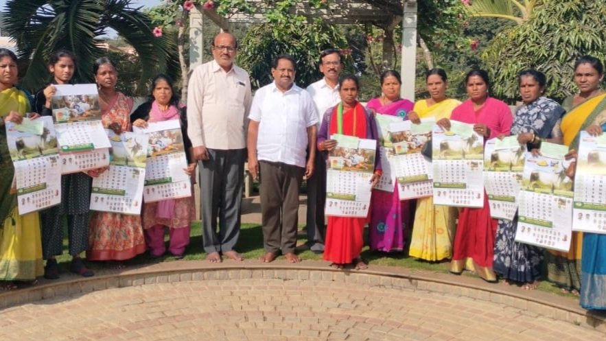 ಕ್ಯಾಲೆಂಡರ್ ವಿತರಿಸಿದ ಬಮೂಲ್ ನಿರ್ದೇಶಕ ಬಿ.ವಿ ಸತೀಶ್‌ಗೌಡರು